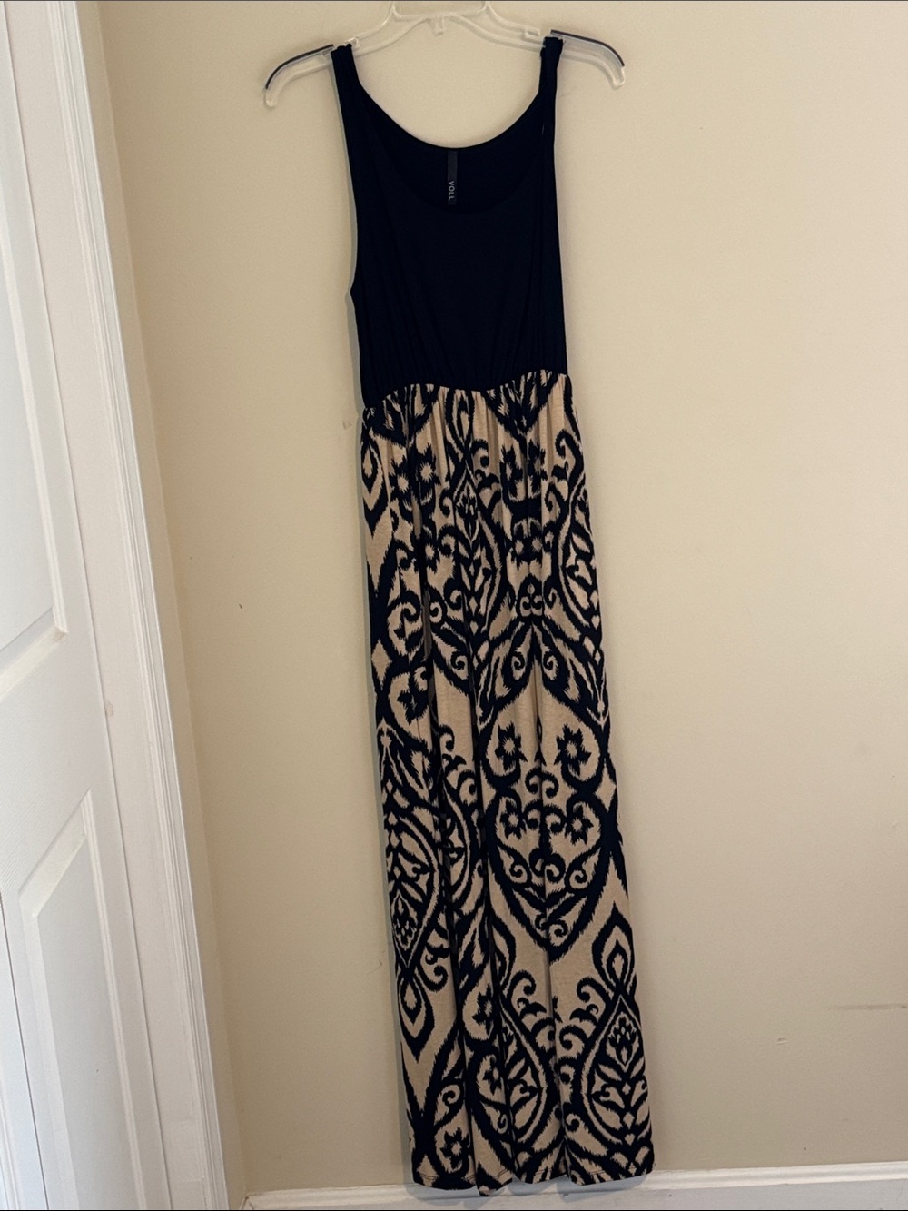 VOLL Sleeveless Black & Beige Printed Maxi Dress